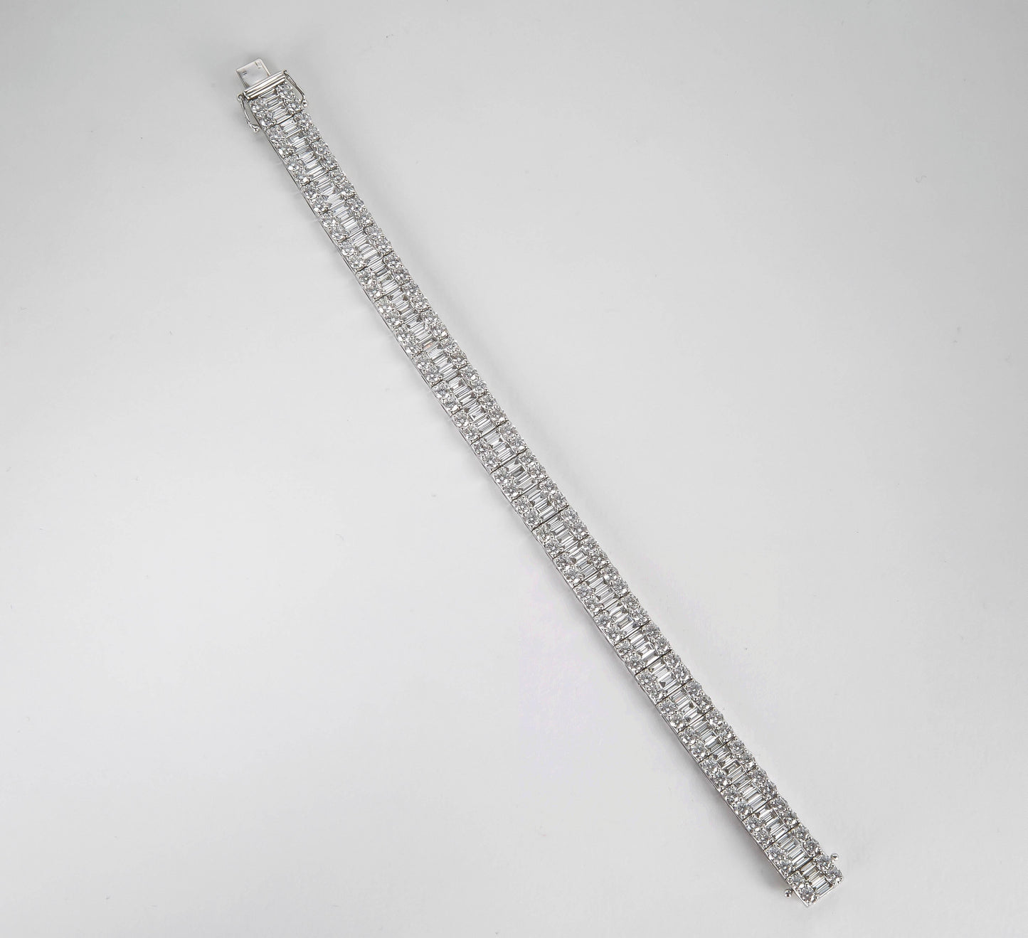 Stunning 18k White Gold 15.79ct Baguette and Round Diamond Bracelet