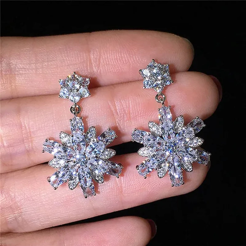 Exquisite Silver Inlay Bright Zircon and Lab Diamond Snowflake Stud Earring for Women Bridal Wedding Romantic Jewelry Christmas Gift