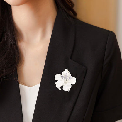 Brooch Pin for Women Flowers Brooch with Created Crystal | Elegant Brooches and Pins for Women | Pearl Brooches for Women with Flower Pins | Designer Brooch Collar Pins for Women, Purple/White/Red, 29.8G