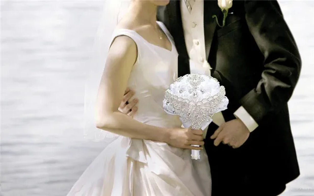 Creative Design Shiny Rhinestone Tassel Bridal Bouquet Artificial White Silk Rose Wedding Flower Bouquet Crystal Brooch Ribbon Bridesmaid Bouquet 3 Size Optional