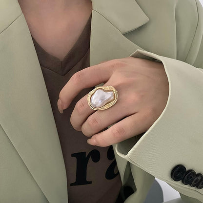 Irregular Pearl Ring for Women 18K Gold Baroque Pearl Ring Silver Geometrical Statement Ring Fashion Wedding Jewelry Gifts for Women Girls
