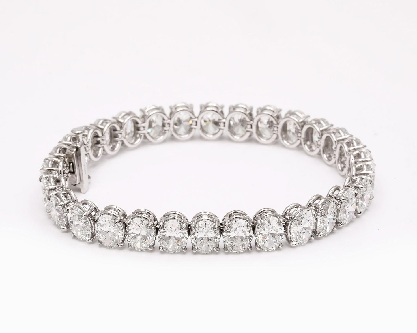 https://a.1stdibscdn.com/oval-diamond-tennis-bracelet-for-sale-picture-6/j_415/j_232203621718980090543/2P6A1418_master.jpg