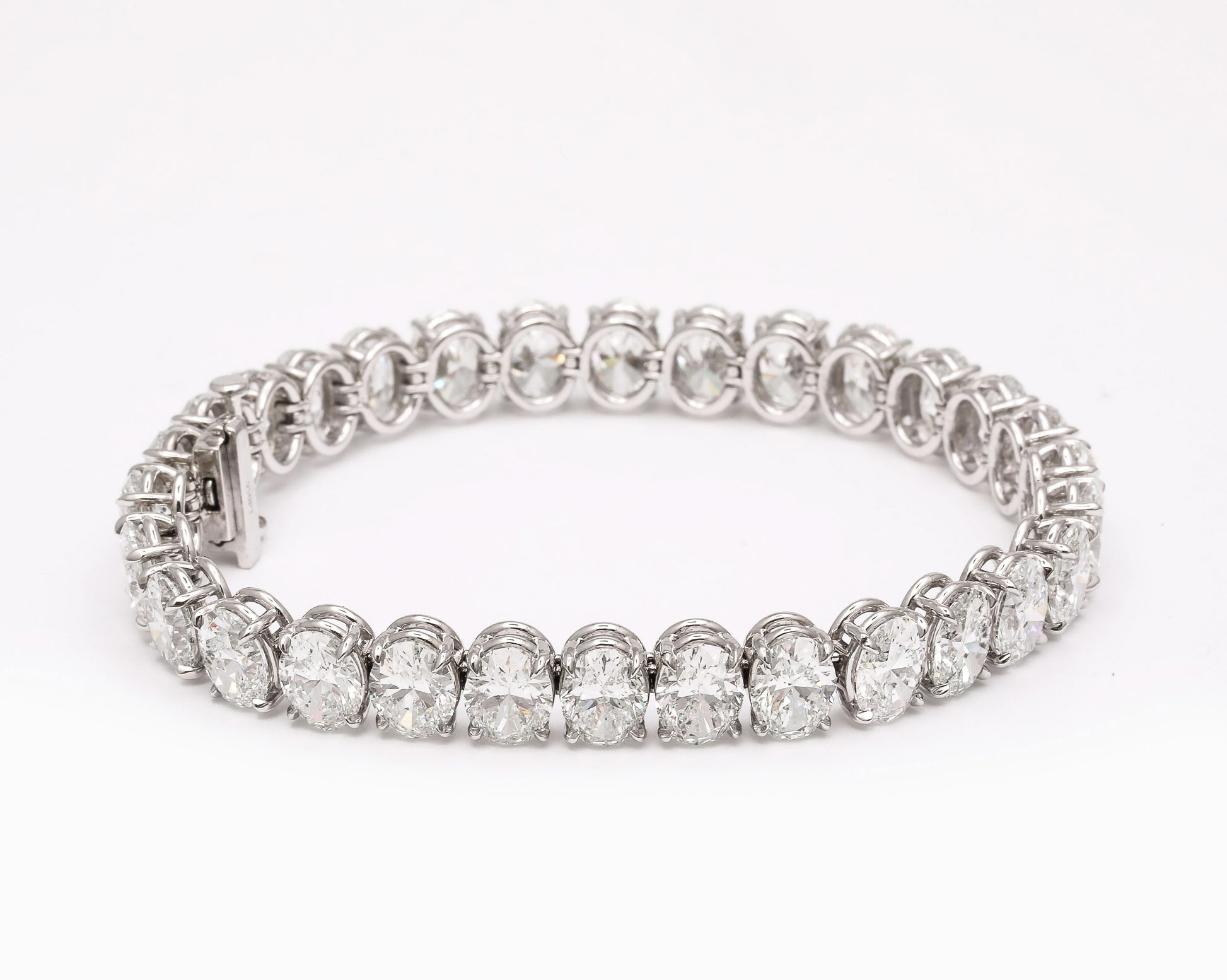 https://a.1stdibscdn.com/oval-diamond-tennis-bracelet-for-sale-picture-6/j_415/j_232203621718980090543/2P6A1418_master.jpg