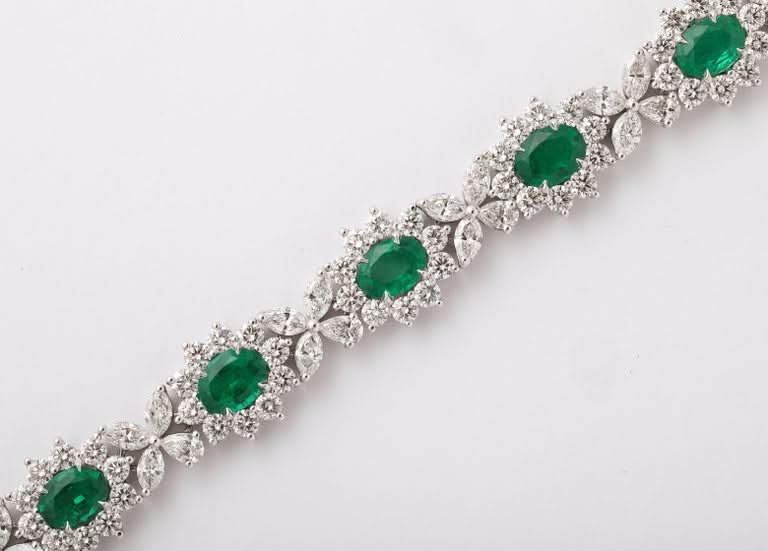 Exquisite Platinum Link Bracelet Featuring Vivid Green Emeralds and Diamonds