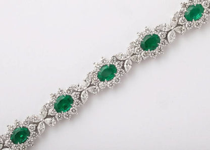 Exquisite Platinum Link Bracelet Featuring Vivid Green Emeralds and Diamonds