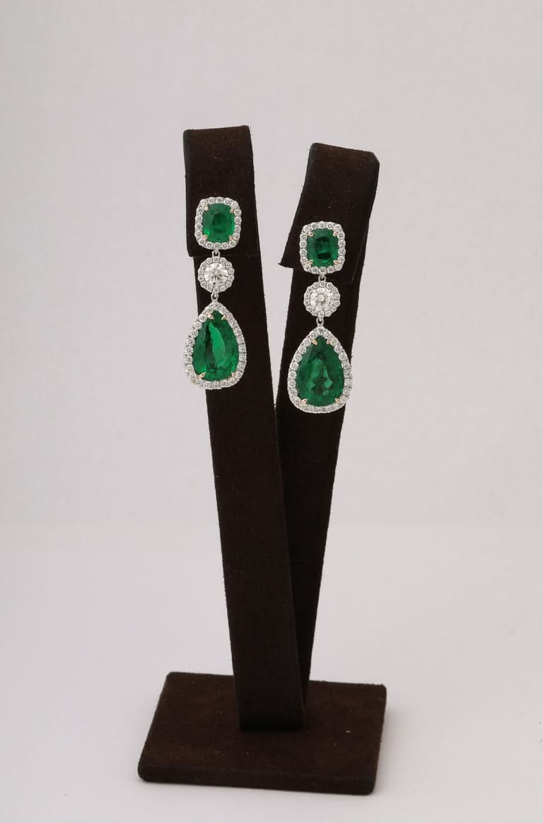 Exquisite 15 Carat Emerald and Diamond 18k White Gold Drop Earrings