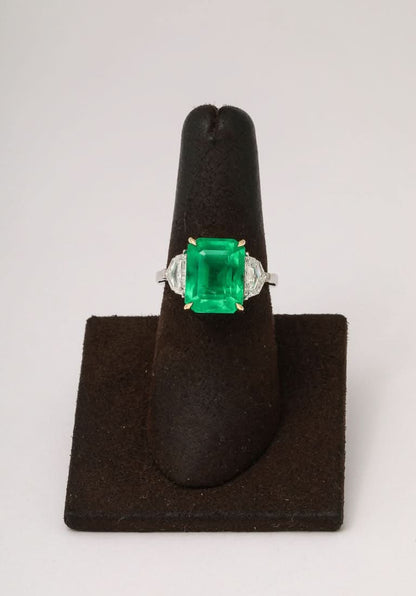 https://a.1stdibscdn.com/colombian-vivid-green-emerald-ring-for-sale-picture-5/j_415/j_237617321723470408003/2P6A2122_master.jpg?width=768