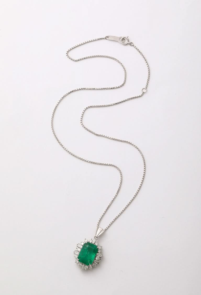 https://a.1stdibscdn.com/colombian-emerald-and-diamond-pendant-for-sale-picture-4/j_415/j_237617621723470549567/2P6A2240_master.jpg?width=768