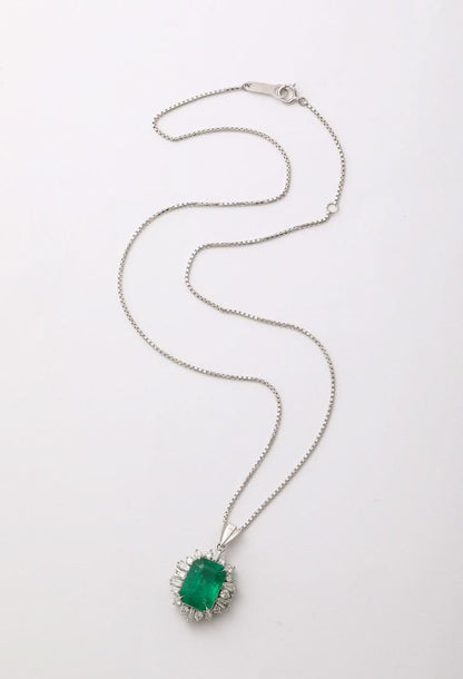 https://a.1stdibscdn.com/colombian-emerald-and-diamond-pendant-for-sale-picture-4/j_415/j_237617621723470549567/2P6A2240_master.jpg?width=768