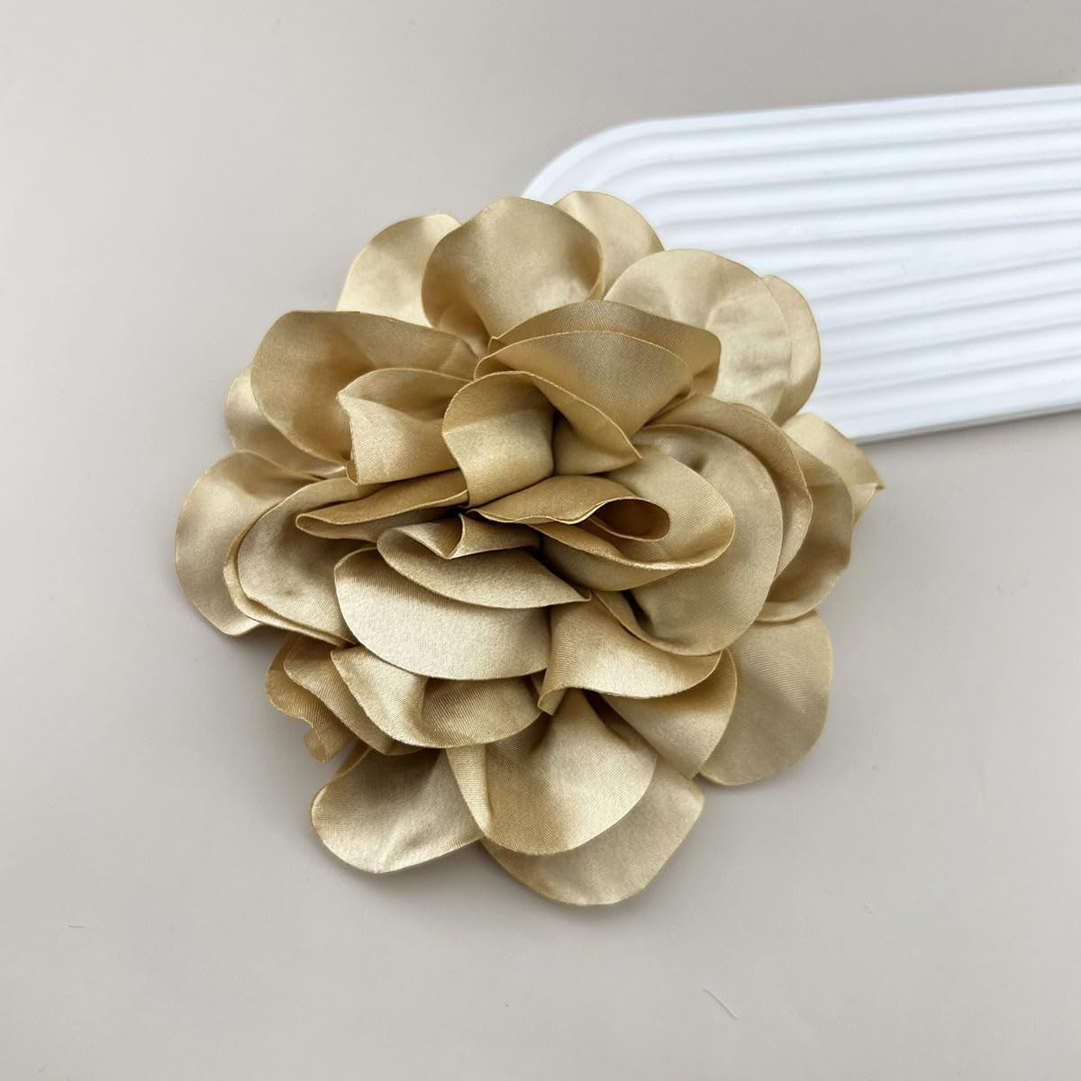 Dainty Satin Fabric Rose Flower Brooches Elegant Camellia Flower Large Brooch Lapel Pins Wedding Party Dance Banquet for Women Dress Suit Ceremony Clothes Accessories Jewelry