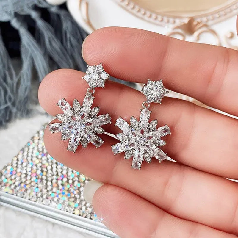 Exquisite Silver Inlay Bright Zircon and Lab Diamond Snowflake Stud Earring for Women Bridal Wedding Romantic Jewelry Christmas Gift