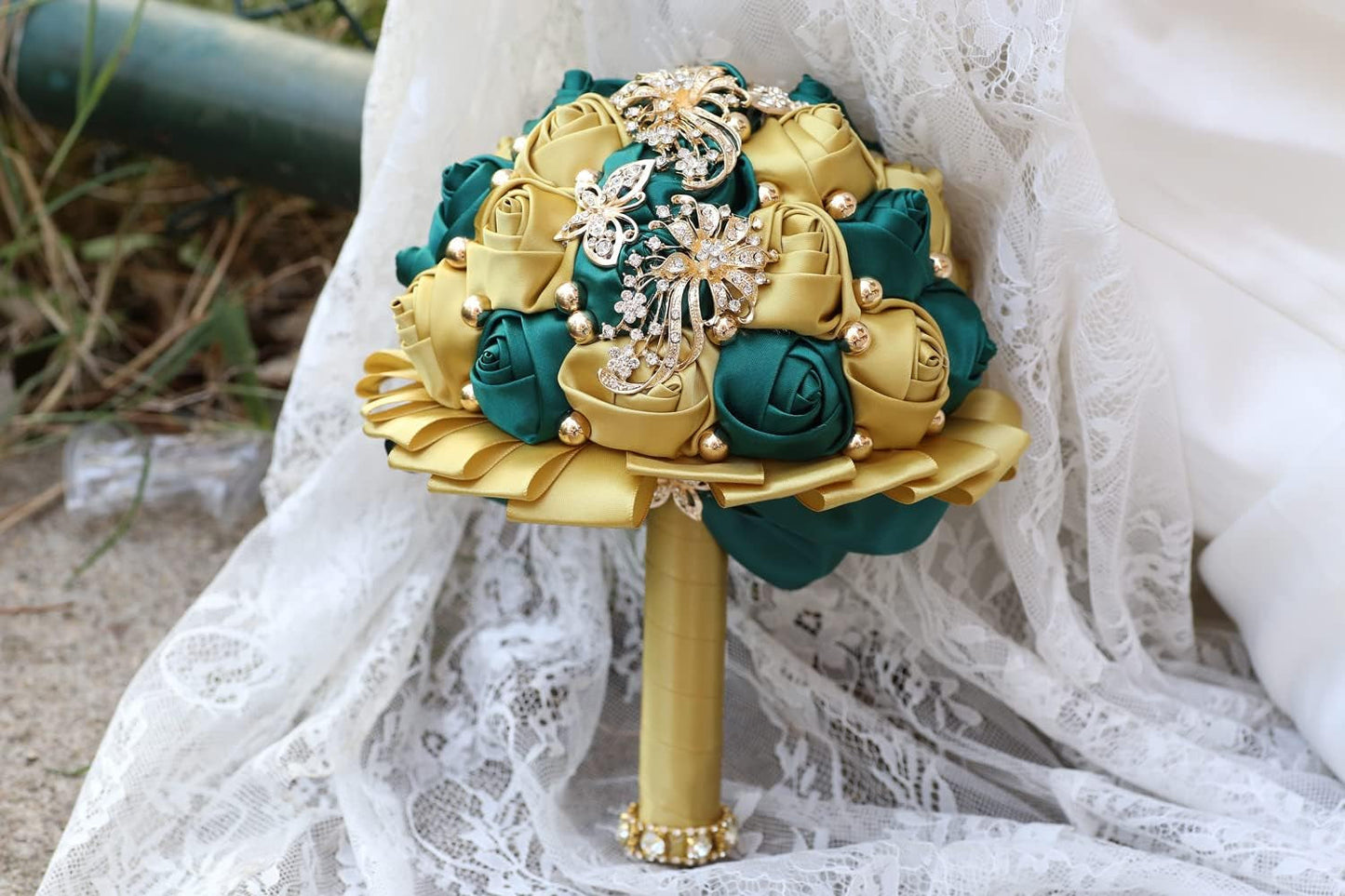 Golden Rhinestone Brooch Wedding Flowers Bridal Bouquets Crystal Bride Holding Bouquet White Ivory Satin Roses with Diamond