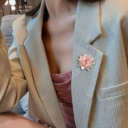 Elegant Rose Flower Brooch Pin for Women Men Wedding Party Gentleman'S Essentials Handmade Crystal Pearl Fabric Flower Lapel Pin Dress Suit Accessories Boutonniere Ideas
