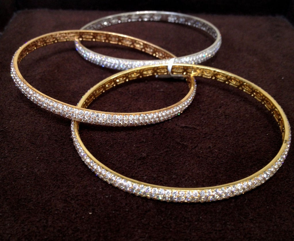 Luxurious 18k Tri-Color Gold Interlocked Diamond Bangle Bracelet Set