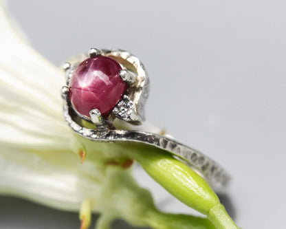 Oval Cabochon Star Ruby Ring in Prongs Setting and Diamonds Side Set with Sterling Silver Texture Band