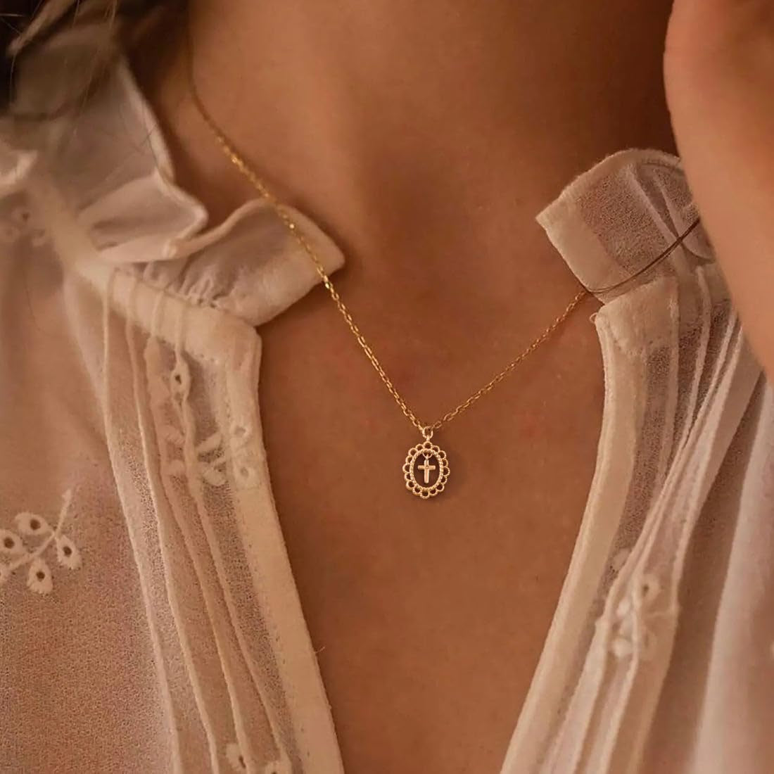 Cross Necklace for Women,Double Cross Necklace Gold Plated Cross Necklaces for Women Trendy Dainty 14K Gold Cross Pendant Necklace Simple Cute Choker Necklace Gold Charm Necklace for Women Jewelry