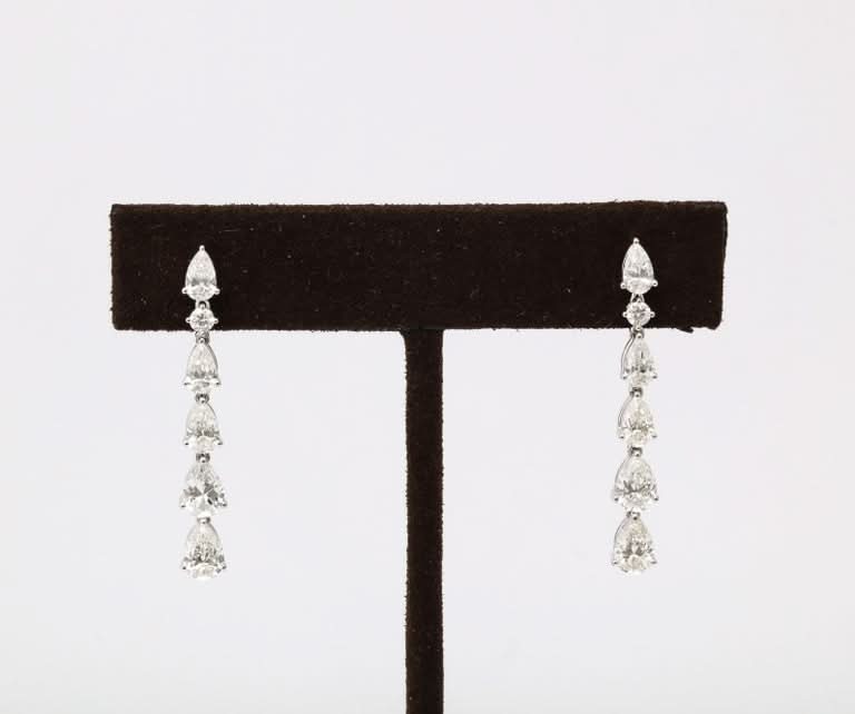 https://a.1stdibscdn.com/pear-shape-dangle-drop-earring-for-sale-picture-5/j_415/j_210150921700065567003/6R1A0128_master.jpg?width=768