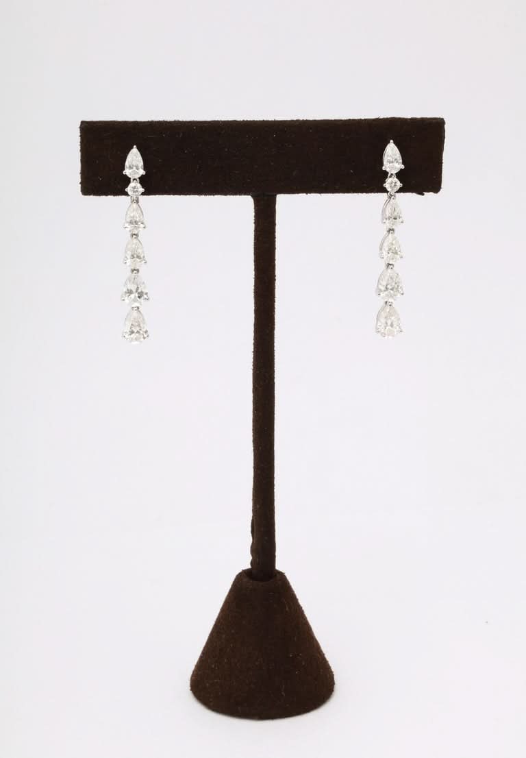 https://a.1stdibscdn.com/pear-shape-dangle-drop-earring-for-sale-picture-9/j_415/j_210150921700065568799/6R1A0136_master.jpg?width=768