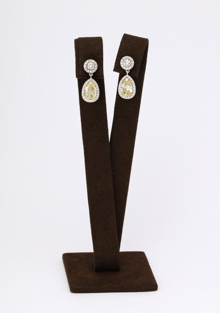 https://a.1stdibscdn.com/yellow-diamond-dangle-drop-earrings-for-sale-picture-5/j_415/j_140693321638384826540/6R1A1355_master.jpg?width=768