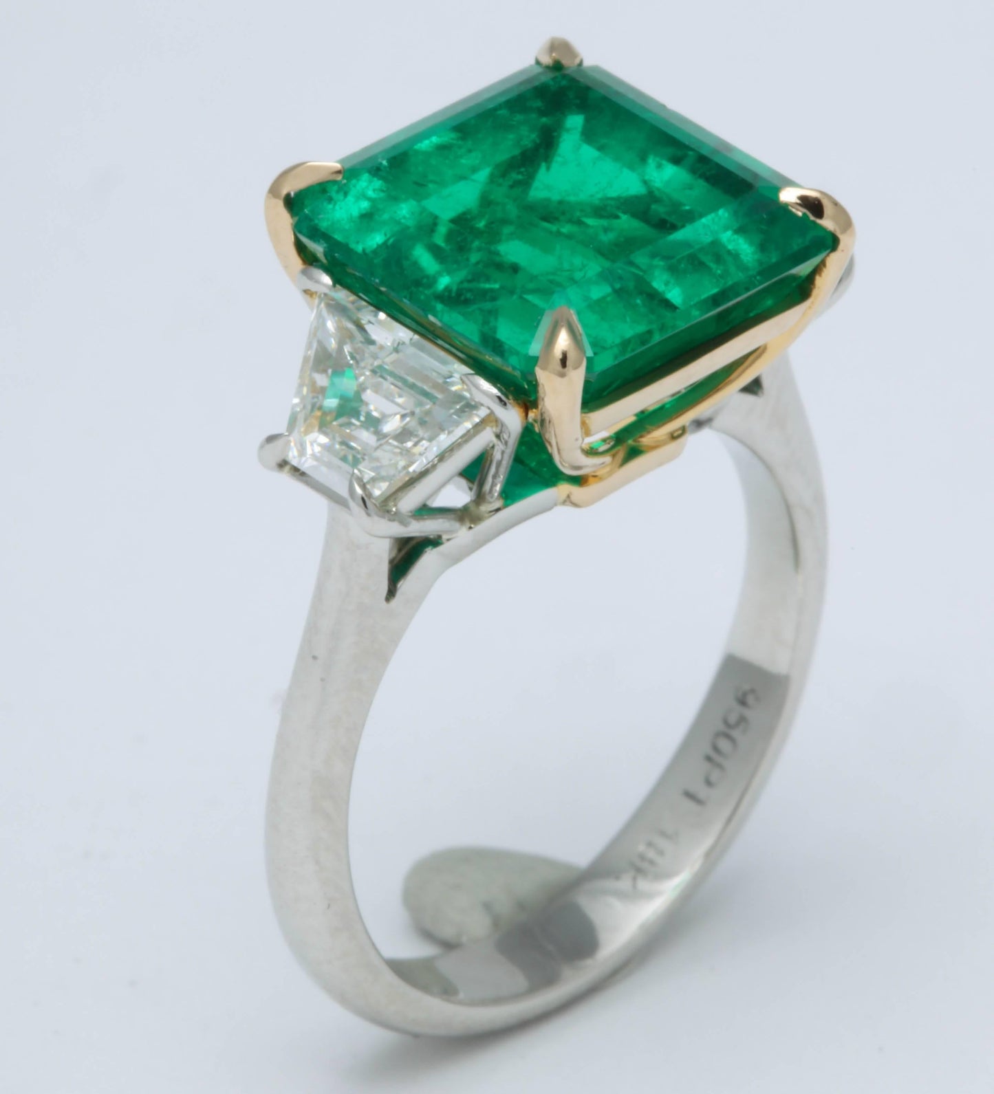 https://a.1stdibscdn.com/6-carat-colombian-emerald-and-diamond-ring-for-sale-picture-4/0/j_41520431523637106855/6R1A2585_master.jpg