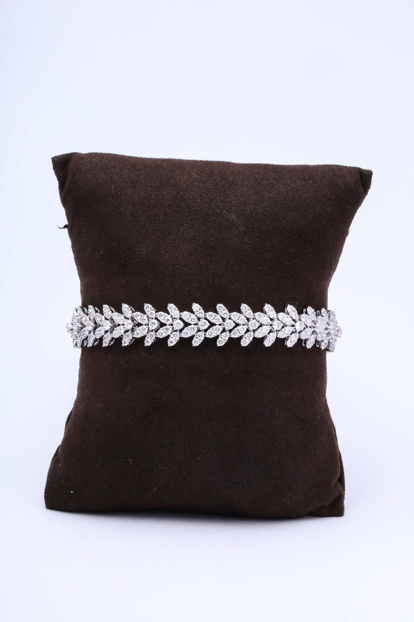 https://a.1stdibscdn.com/diamond-bracelet-for-sale-picture-3/0/j_56031321544650914473/6R1A3220_master.jpg