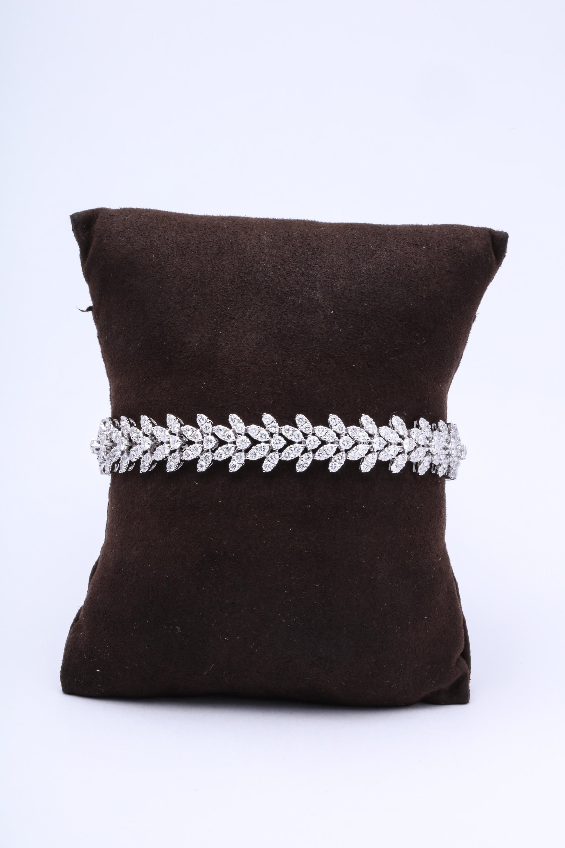 https://a.1stdibscdn.com/diamond-bracelet-for-sale-picture-3/0/j_56031321544650914473/6R1A3220_master.jpg