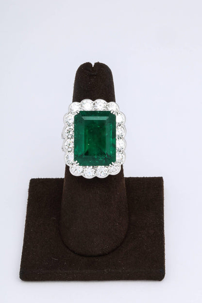 https://a.1stdibscdn.com/important-13-carat-colombian-emerald-and-diamond-ring-gia-certified-for-sale-picture-5/archivesE/upload/0/j_39735111520444483108/6R1A4025_master.jpg