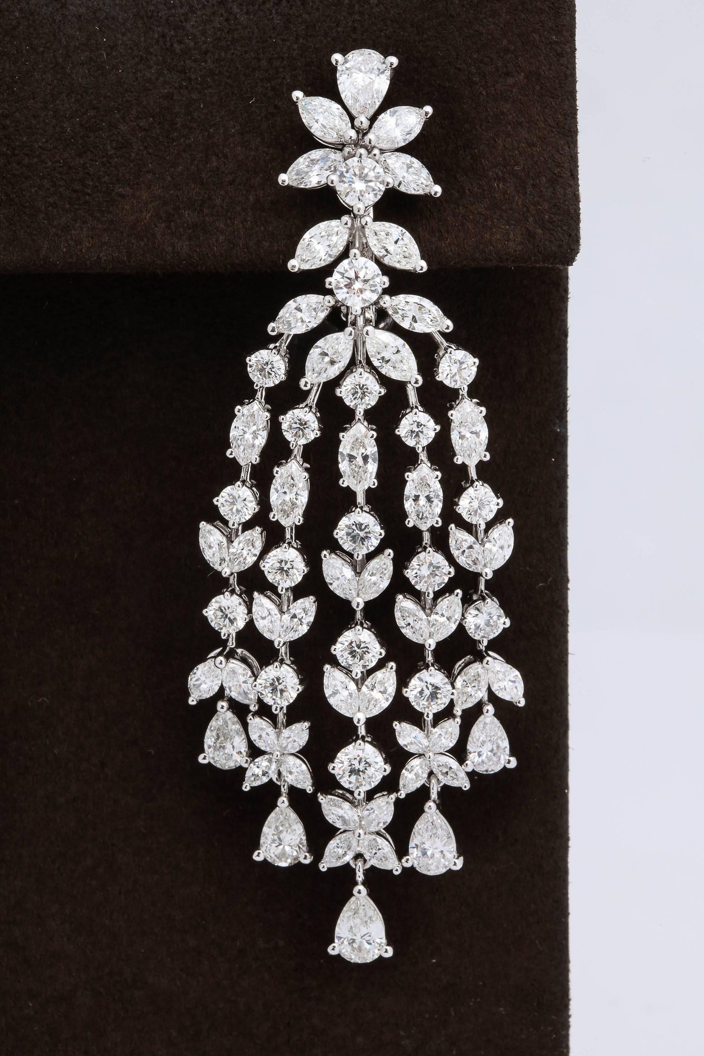 https://a.1stdibscdn.com/grand-diamond-chandelier-dangle-earrings-for-sale-picture-7/archivesE/upload/0/j_39735411520444507856/6R1A4065_master.jpg