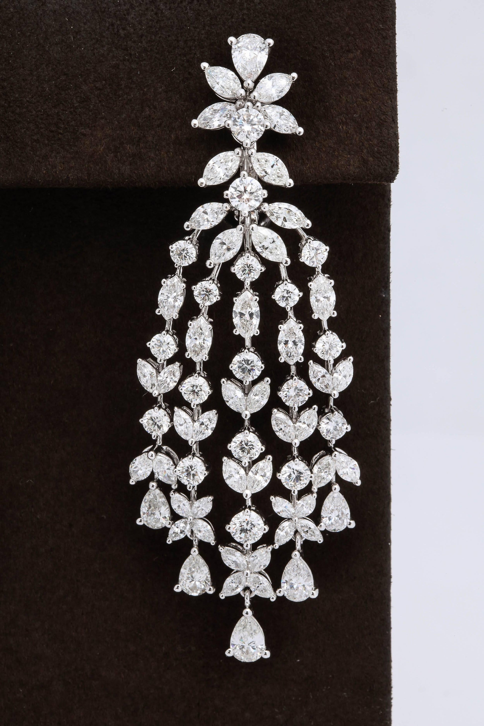 https://a.1stdibscdn.com/grand-diamond-chandelier-dangle-earrings-for-sale-picture-7/archivesE/upload/0/j_39735411520444507856/6R1A4065_master.jpg