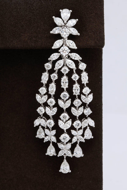 https://a.1stdibscdn.com/grand-diamond-chandelier-dangle-earrings-for-sale-picture-7/archivesE/upload/0/j_39735411520444507856/6R1A4065_master.jpg