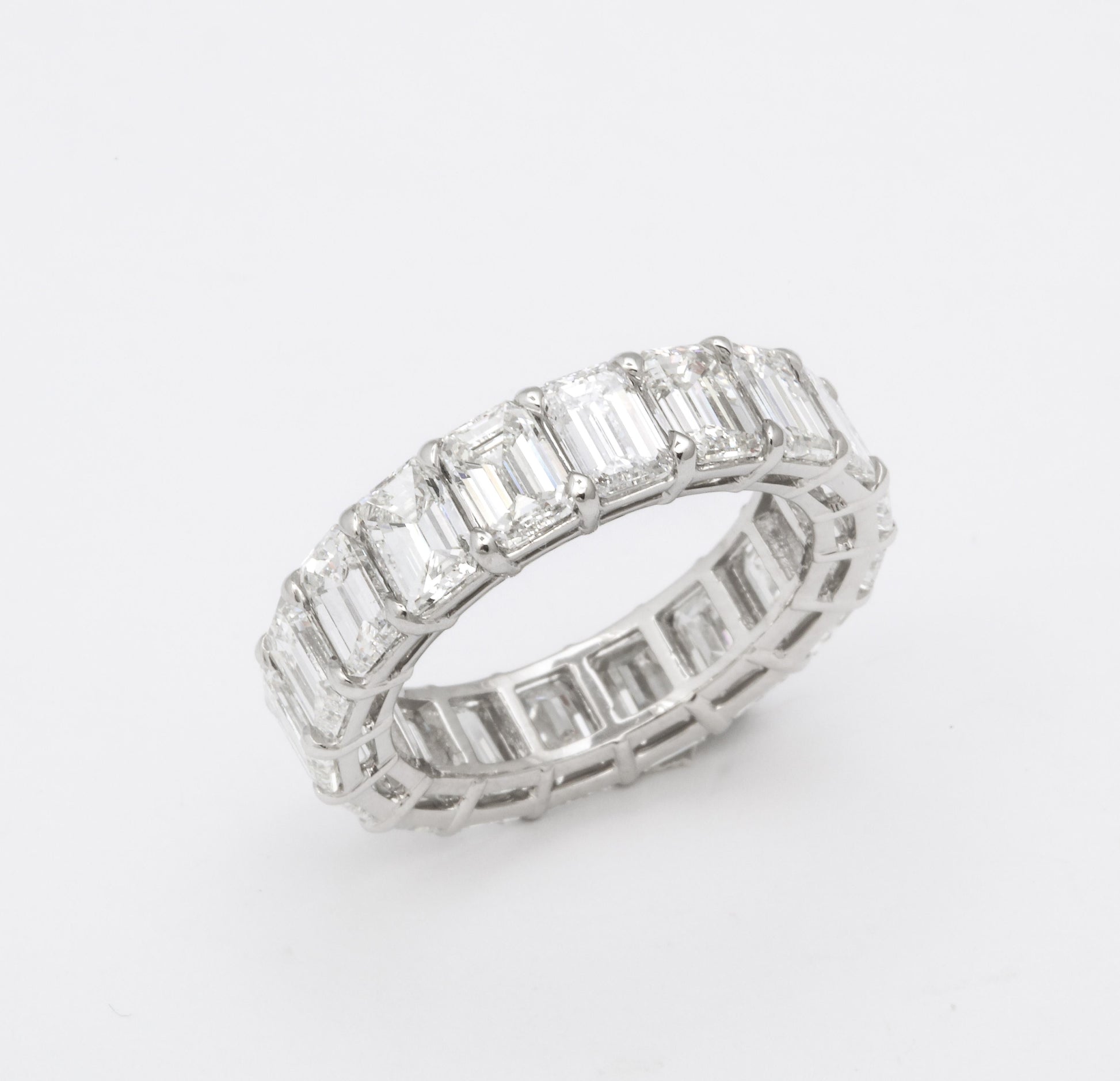 https://a.1stdibscdn.com/emerald-cut-diamond-eternity-band-for-sale-picture-6/j_415/1618934792418/6R1A4951_master.jpg