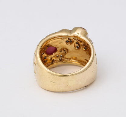Exquisite 18k Yellow Gold Serpent Scale Cabochon Ruby Diamond Band
