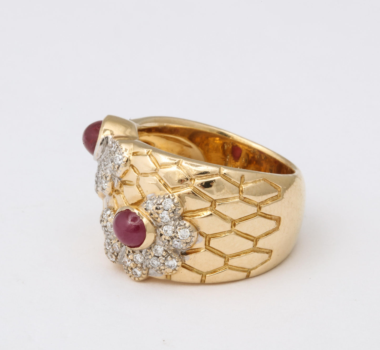 Exquisite 18k Yellow Gold Serpent Scale Cabochon Ruby Diamond Band