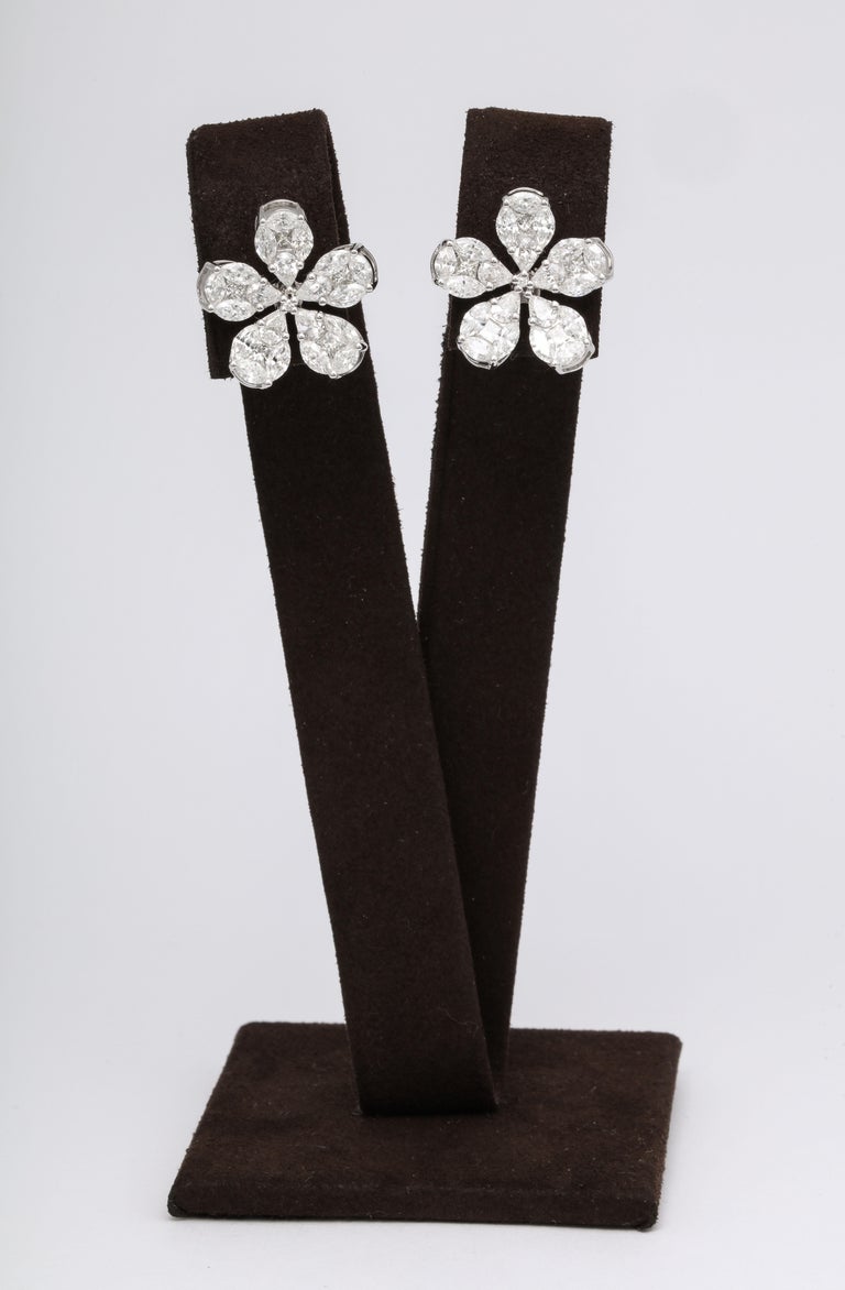 https://a.1stdibscdn.com/diamond-flower-earrings-for-sale-picture-5/j_415/1575403223556/6R1A5028_master.jpg?width=768