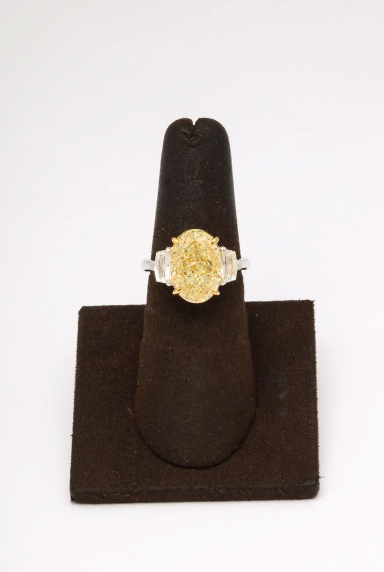 https://a.1stdibscdn.com/6-carat-oval-yellow-diamond-ring-gia-certified-for-sale-picture-5/j_415/j_180650221672242089879/6R1A5233_master.jpg