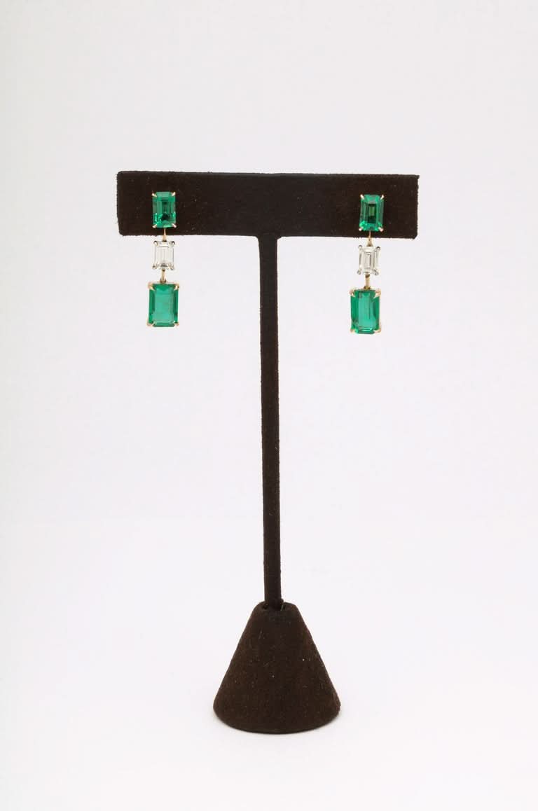 https://a.1stdibscdn.com/emerald-and-diamond-dangle-drop-earrings-for-sale-picture-7/j_415/j_180977921672758061894/6R1A5271_master.jpg?width=768