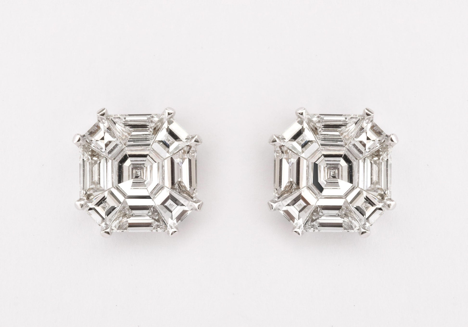 https://a.1stdibscdn.com/asscher-cut-stud-earrings-illusion-set-for-sale-picture-6/j_415/j_180651721672243242893/6R1A5316_master.jpg