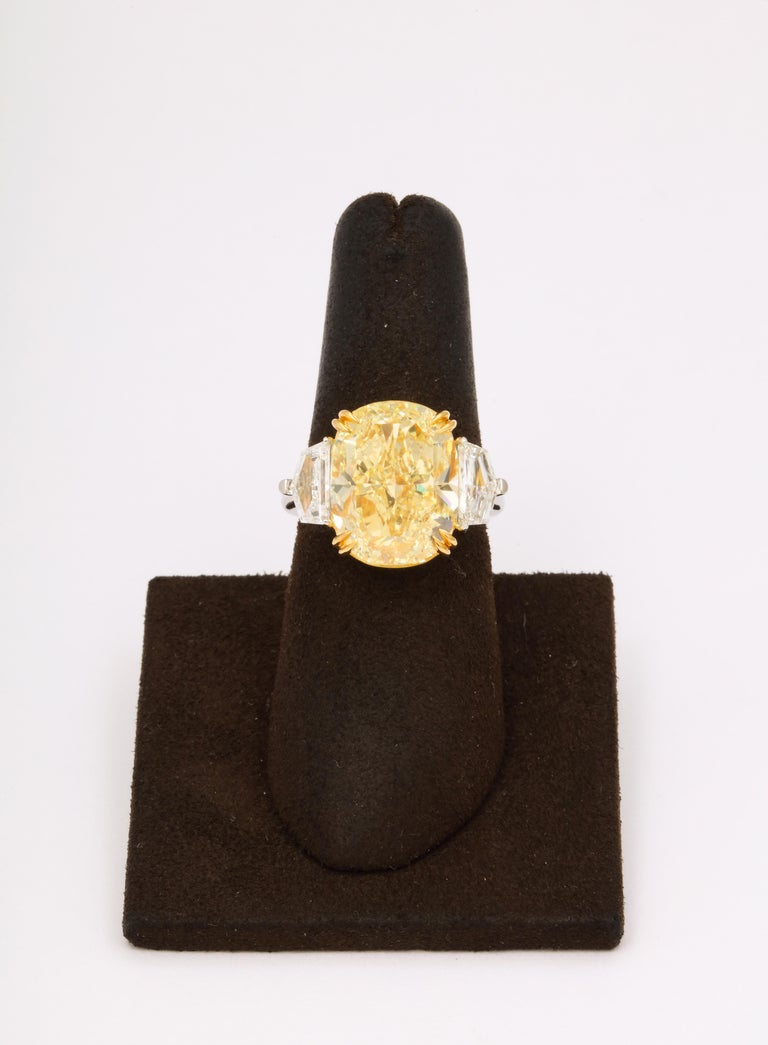 https://a.1stdibscdn.com/10-carat-fancy-yellow-diamond-ring-for-sale-picture-7/j_415/j_194448221685540807208/6R1A5468_master.jpg?width=768