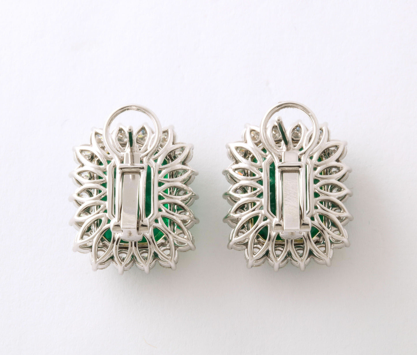 https://a.1stdibscdn.com/vivid-green-emerald-and-diamond-earrings-for-sale-picture-10/j_415/j_204050621695137483760/6B096F8D_5736_450D_B074_375F34D0A5A5_master.jpeg