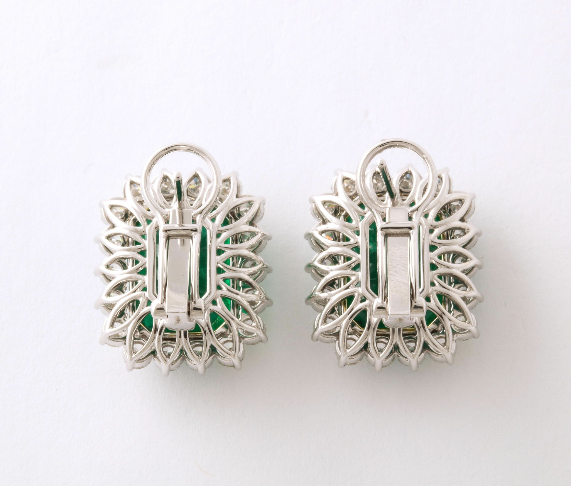 https://a.1stdibscdn.com/vivid-green-emerald-and-diamond-earrings-for-sale-picture-10/j_415/j_204050621695137483760/6B096F8D_5736_450D_B074_375F34D0A5A5_master.jpeg