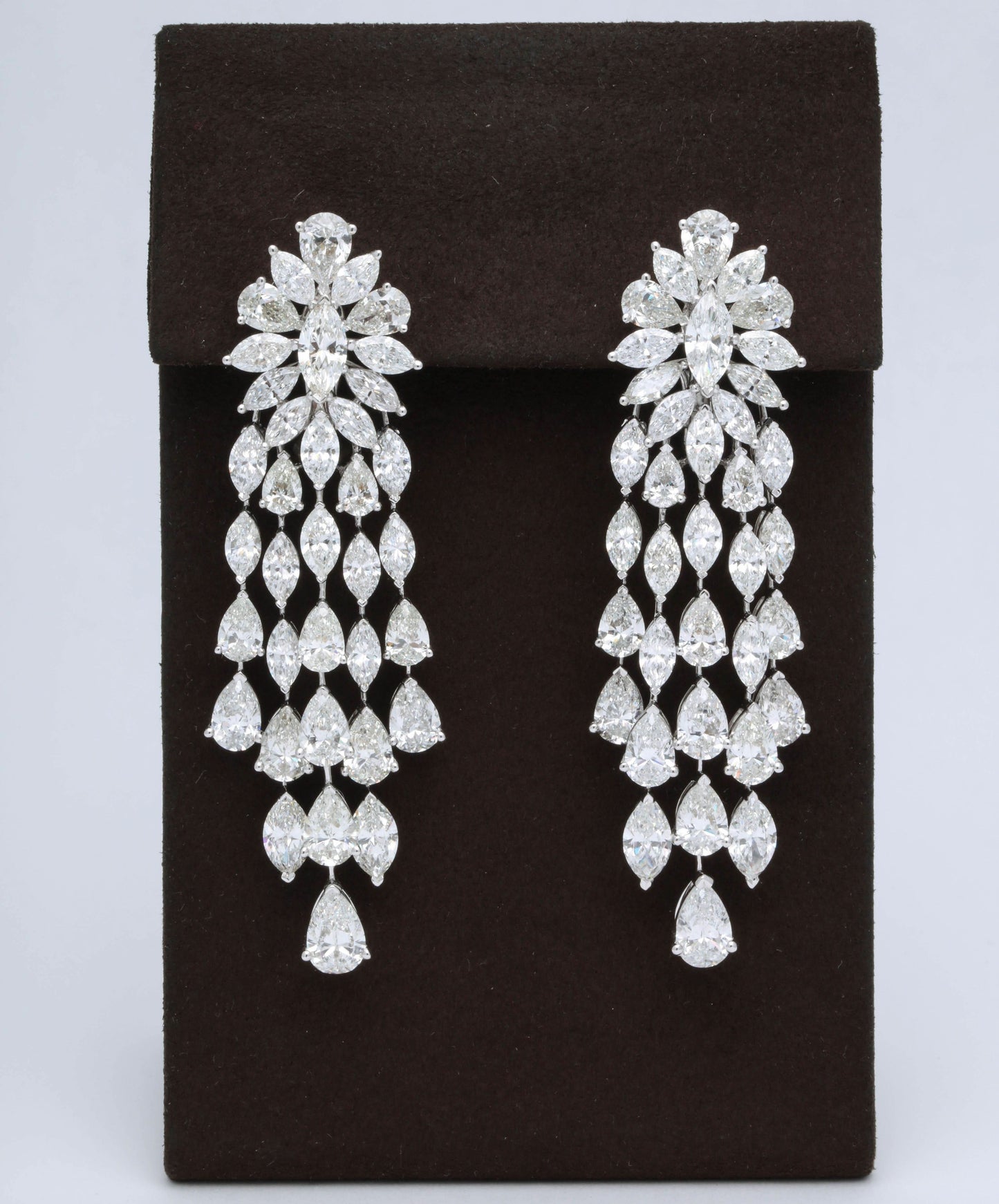 https://a.1stdibscdn.com/important-diamond-dangle-drop-earrings-for-sale-picture-5/0/j_48413331535730139127/6R1A6018_master.jpg