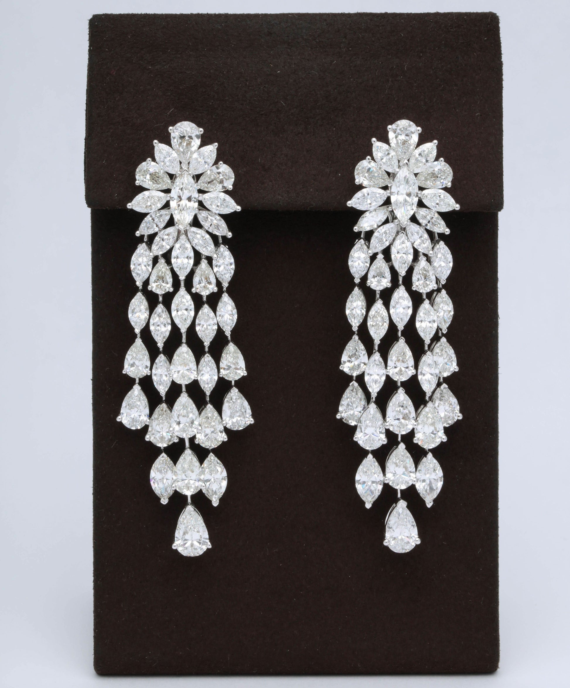 https://a.1stdibscdn.com/important-diamond-dangle-drop-earrings-for-sale-picture-5/0/j_48413331535730139127/6R1A6018_master.jpg