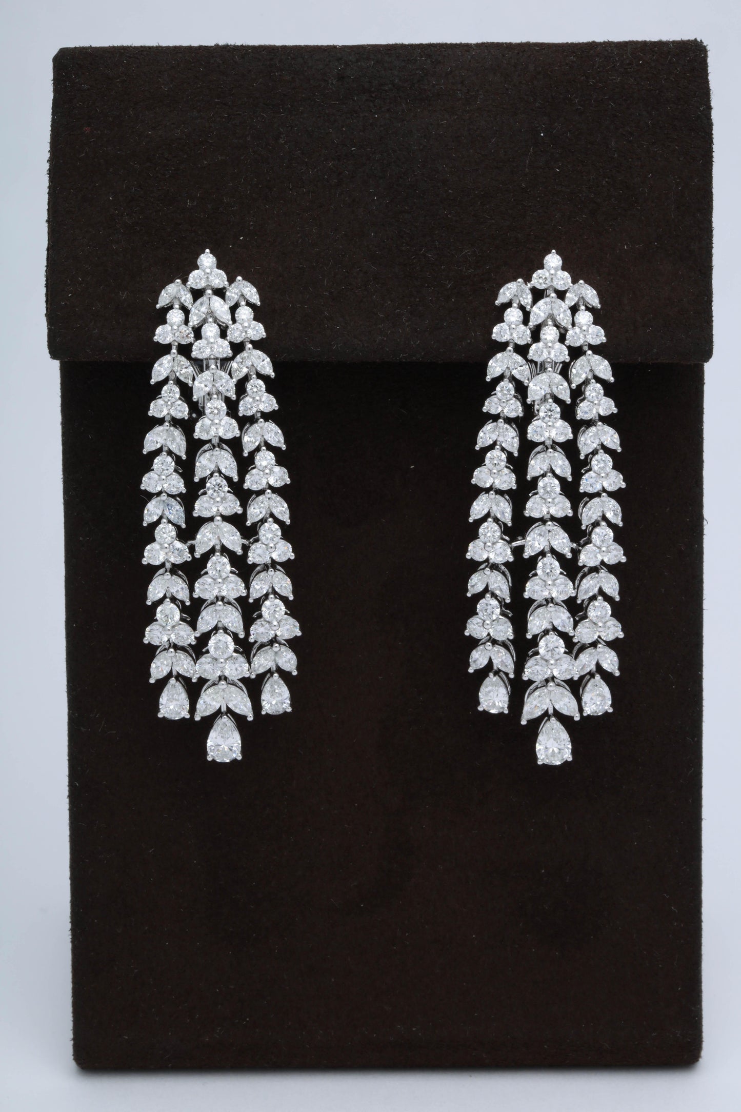 https://a.1stdibscdn.com/diamond-dangle-earrings-for-sale-picture-5/0/j_48414031535730222540/6R1A6062_master.jpg
