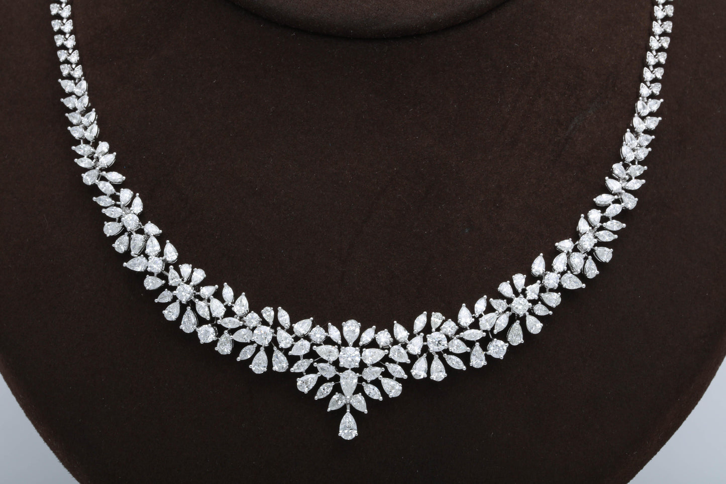 Exquisite 20.12 Carat Multi-Shape Diamond 18k White Gold Choker Necklace