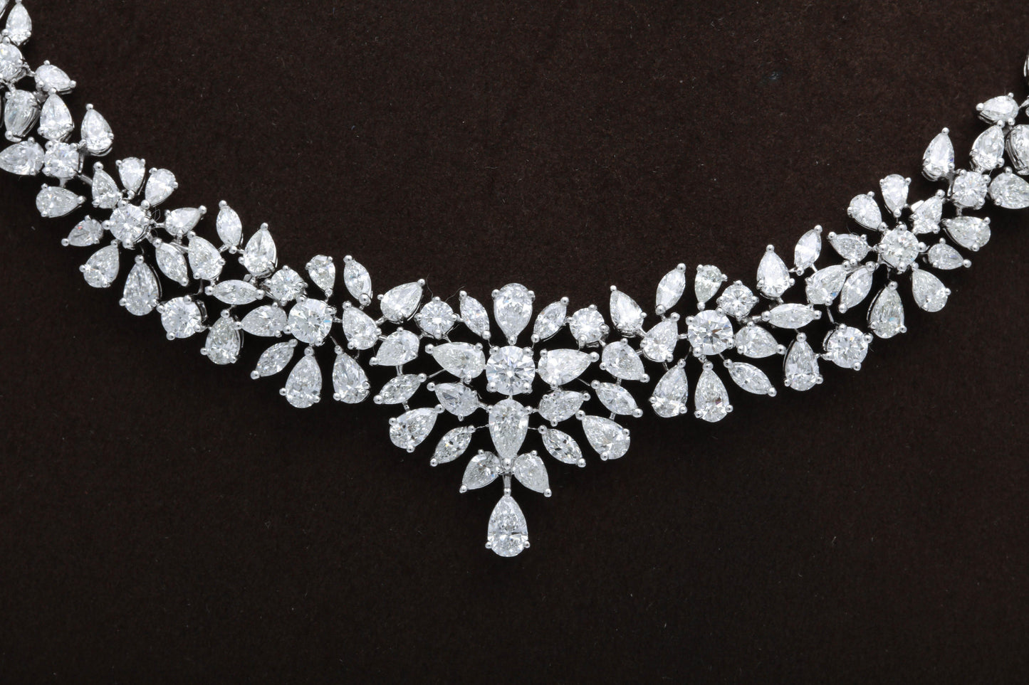 Exquisite 20.12 Carat Multi-Shape Diamond 18k White Gold Choker Necklace