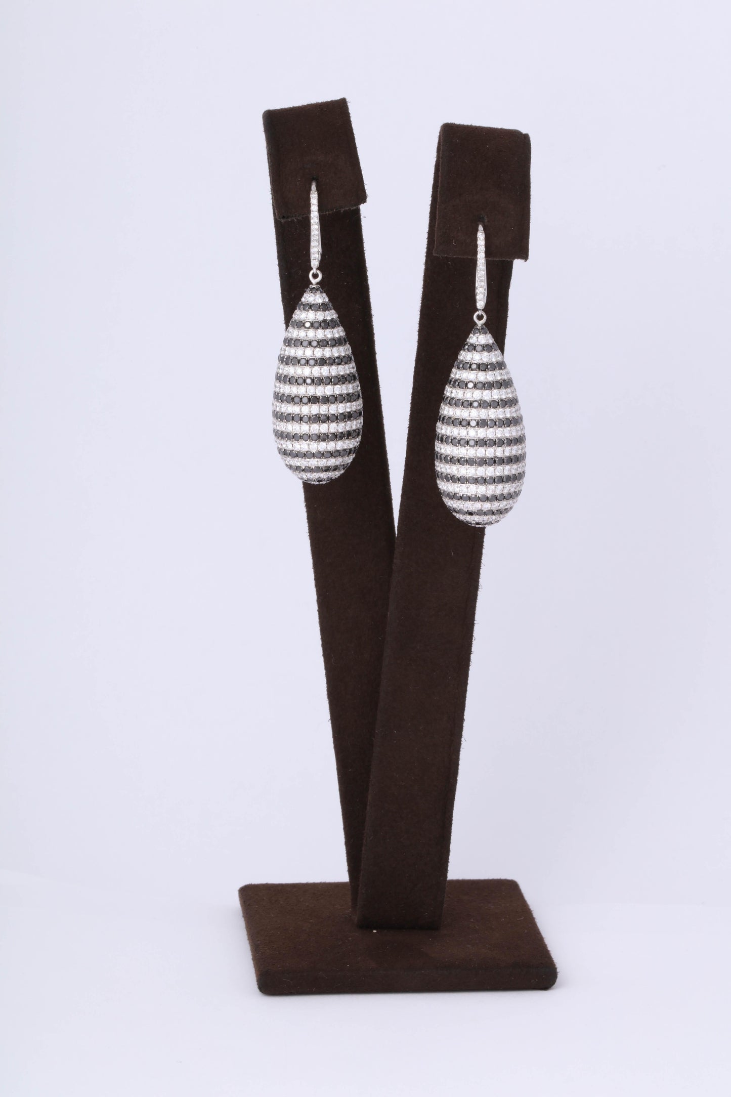 https://a.1stdibscdn.com/black-and-white-diamond-dangle-drop-earring-for-sale-picture-5/0/j_46389031532548000512/6R1A6402_master.jpg