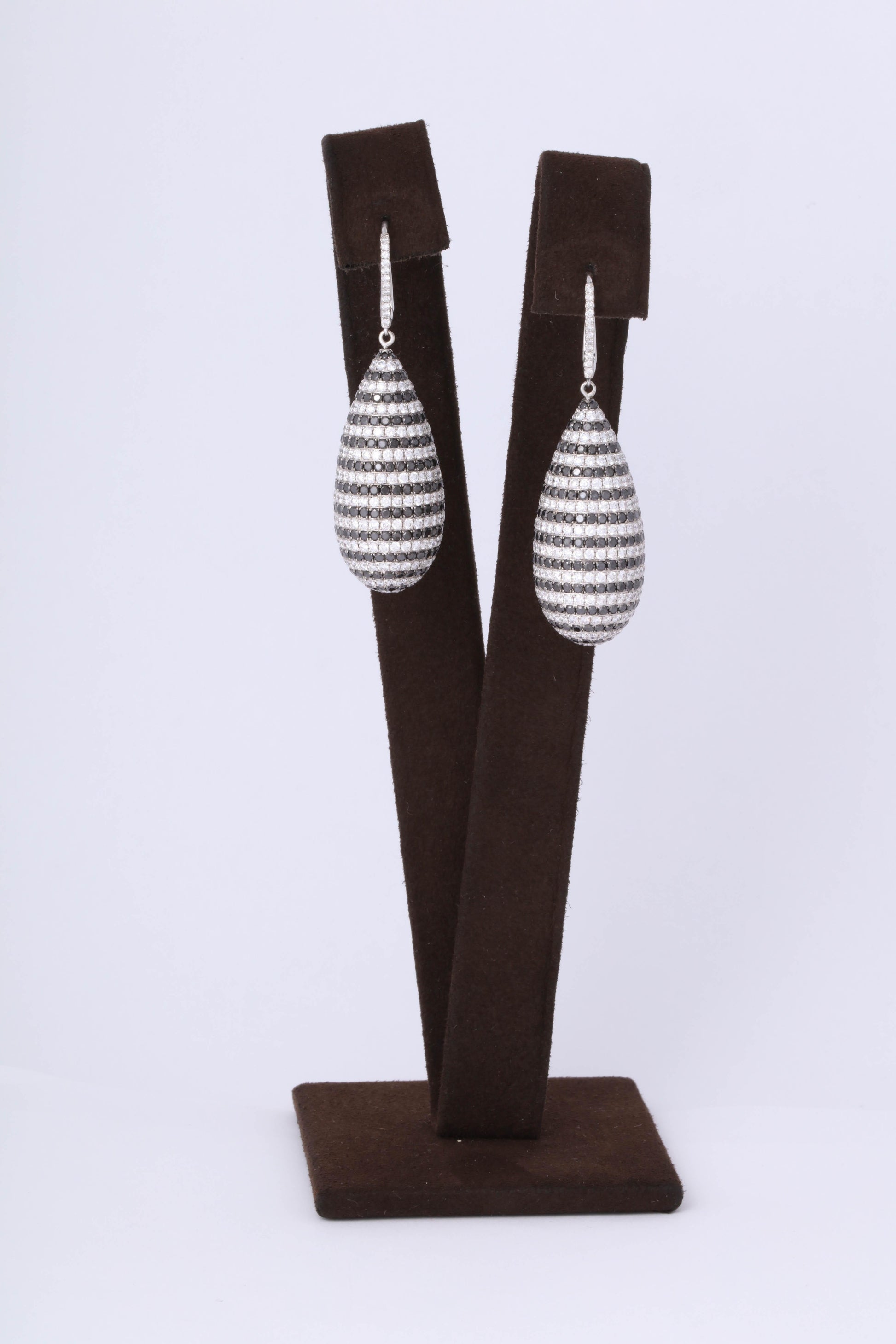 https://a.1stdibscdn.com/black-and-white-diamond-dangle-drop-earring-for-sale-picture-5/0/j_46389031532548000512/6R1A6402_master.jpg