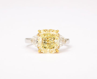https://a.1stdibscdn.com/5-carat-yellow-diamond-ring-for-sale-picture-5/j_415/j_154958521650391212877/6R1A6661_master.jpg?width=768