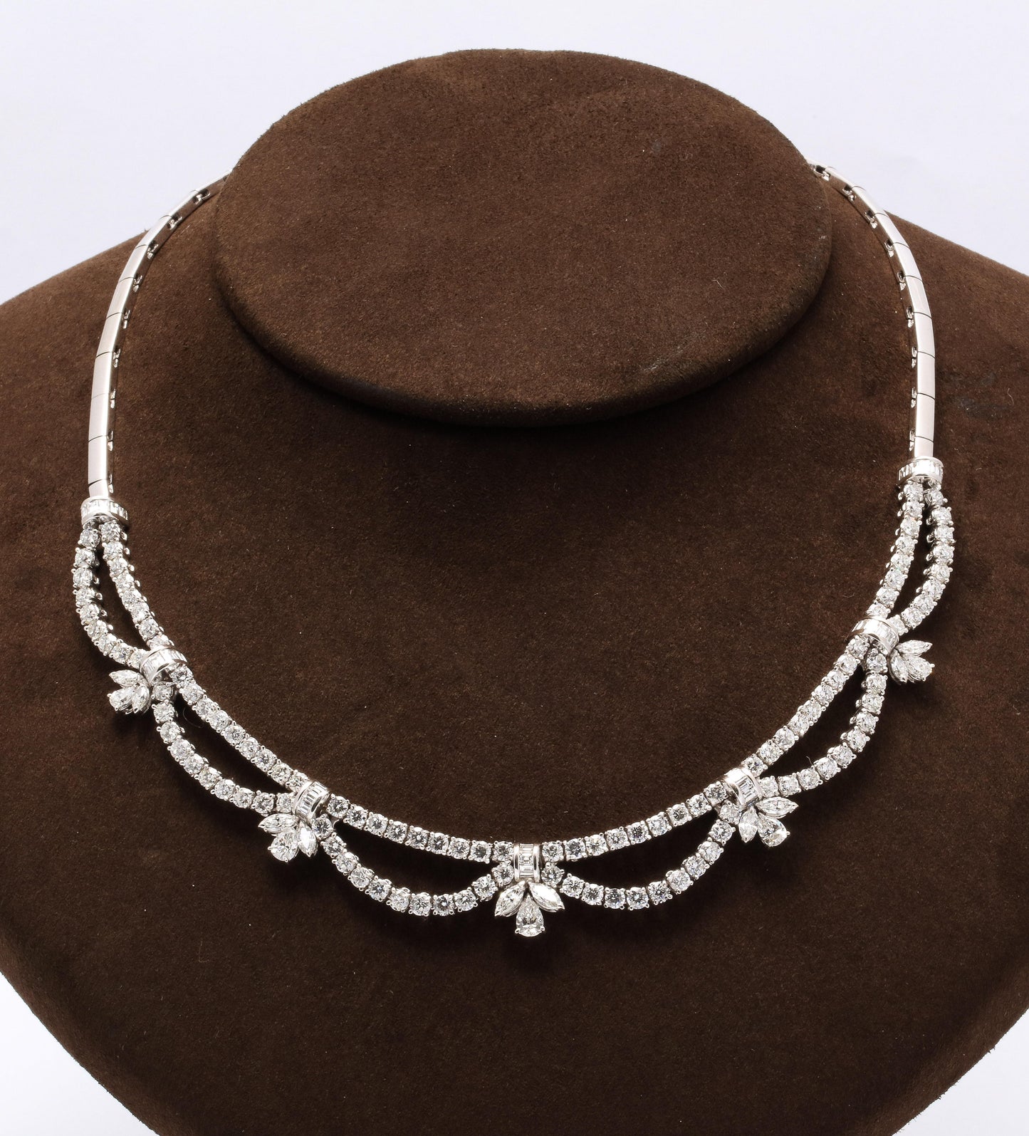 Exquisite Scalloped Diamond Choker Necklace in 18k White Gold
