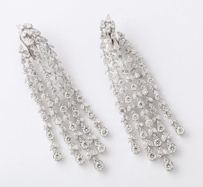 https://a.1stdibscdn.com/diamond-dangle-chandelier-front-back-earrings-for-sale-picture-7/j_415/1607532394878/6R1A7395_master.jpg?width=768
